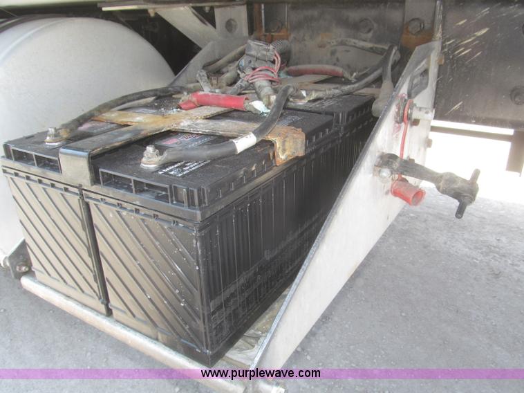 image for item F7344 2007 International 9400i semi truck