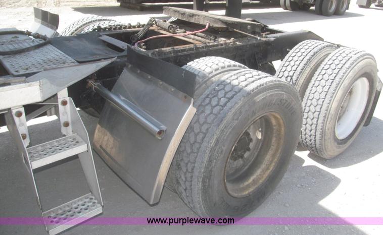 image for item F7344 2007 International 9400i semi truck