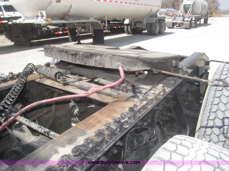 image for item F7344 2007 International 9400i semi truck