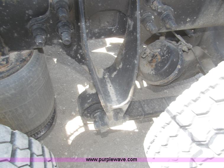 image for item F7344 2007 International 9400i semi truck