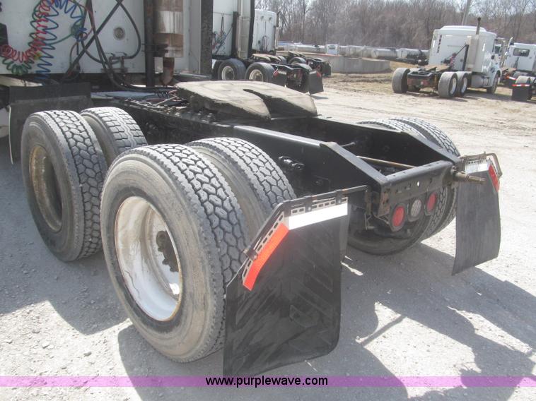 image for item F7344 2007 International 9400i semi truck