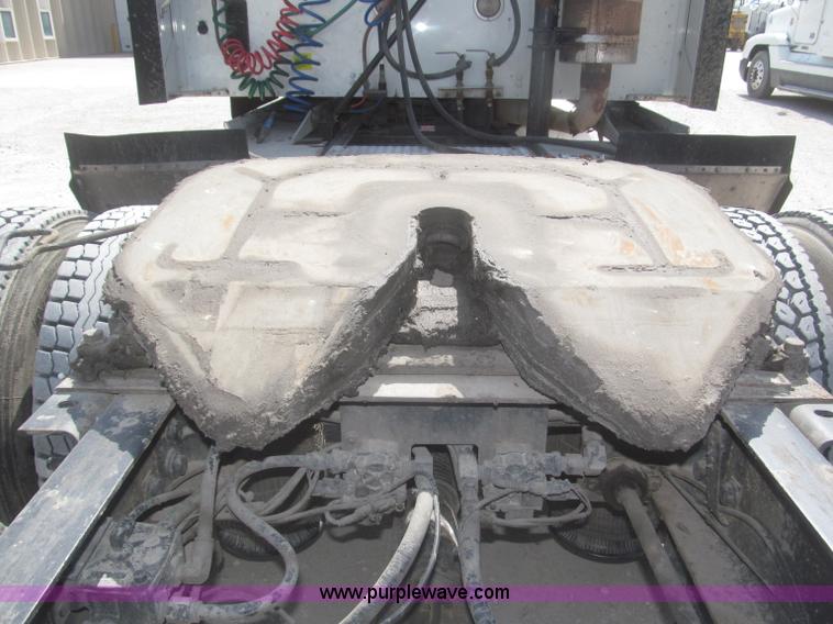 image for item F7344 2007 International 9400i semi truck