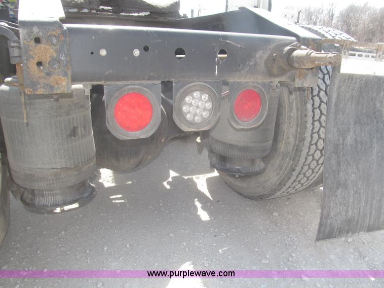 image for item F7344 2007 International 9400i semi truck