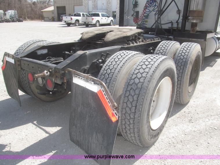 image for item F7344 2007 International 9400i semi truck