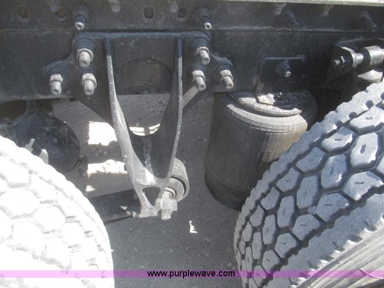 image for item F7344 2007 International 9400i semi truck