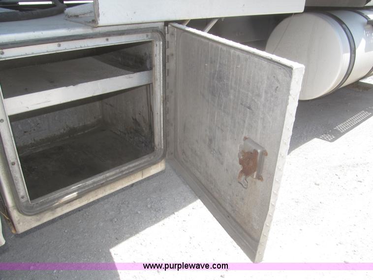 image for item F7344 2007 International 9400i semi truck