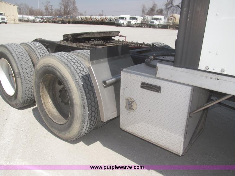 image for item F7344 2007 International 9400i semi truck