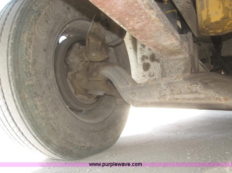 image for item F7344 2007 International 9400i semi truck