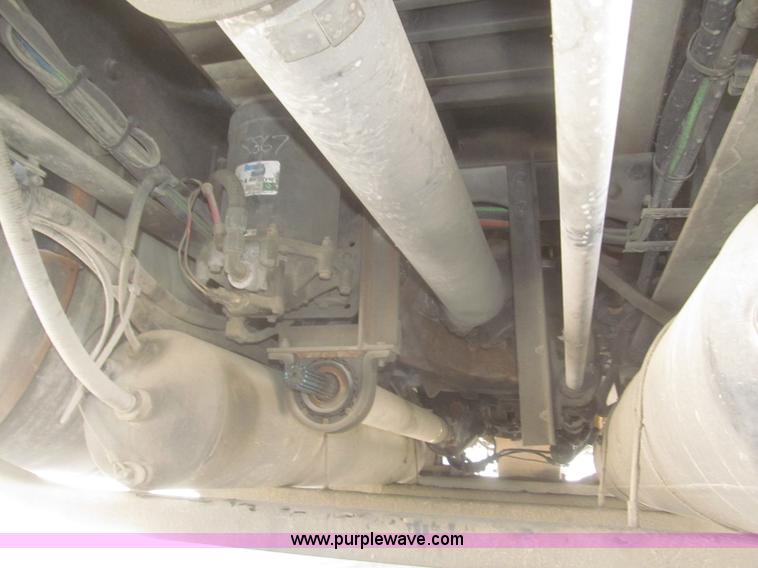 image for item F7344 2007 International 9400i semi truck