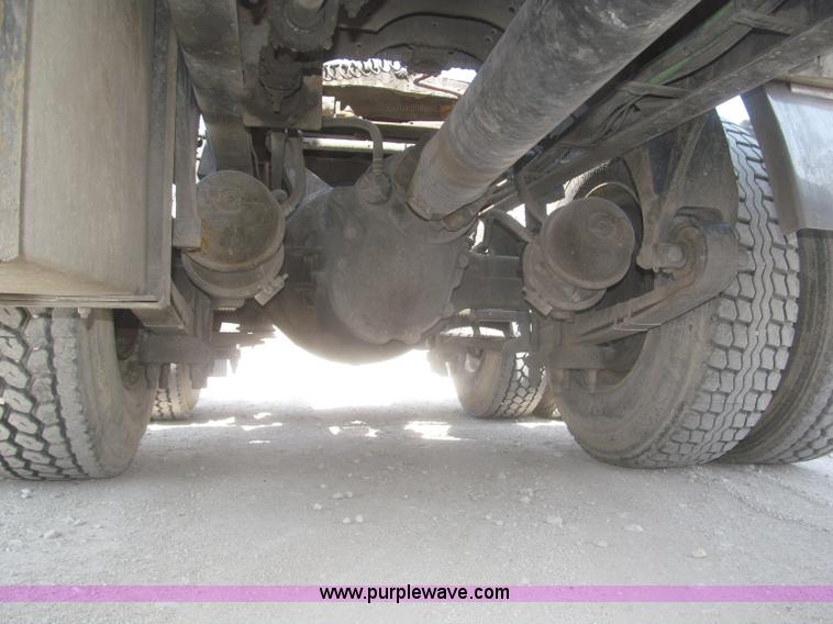 image for item F7344 2007 International 9400i semi truck