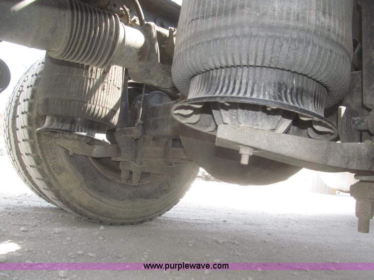 image for item F7344 2007 International 9400i semi truck