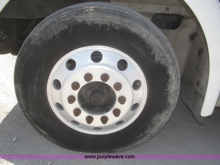 image for item F7344 2007 International 9400i semi truck