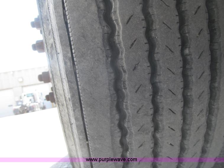 image for item F7344 2007 International 9400i semi truck