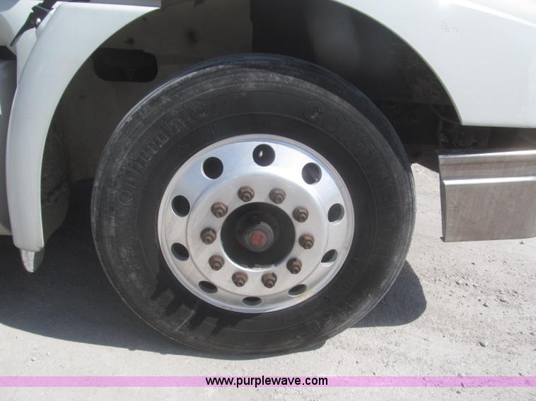 image for item F7344 2007 International 9400i semi truck