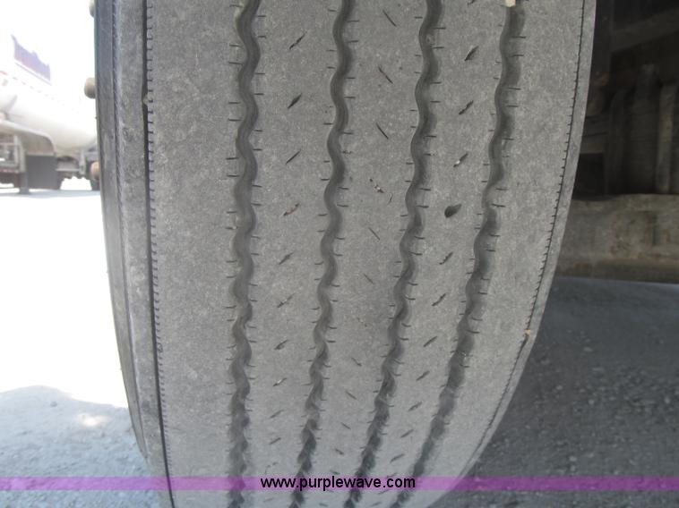 image for item F7344 2007 International 9400i semi truck