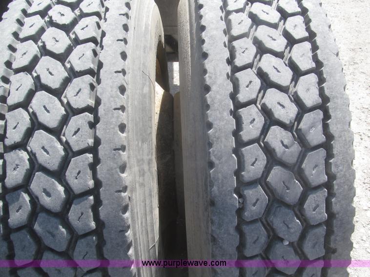 image for item F7344 2007 International 9400i semi truck