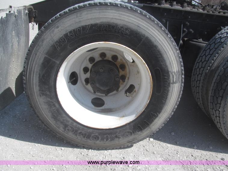 image for item F7344 2007 International 9400i semi truck