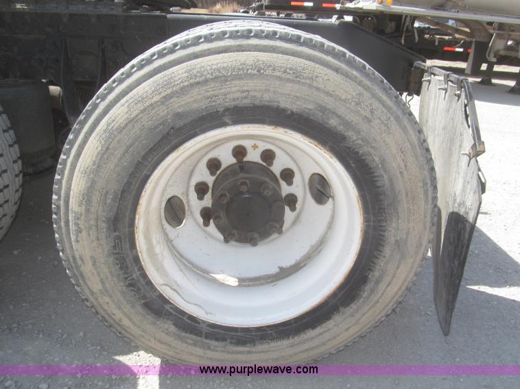 image for item F7344 2007 International 9400i semi truck