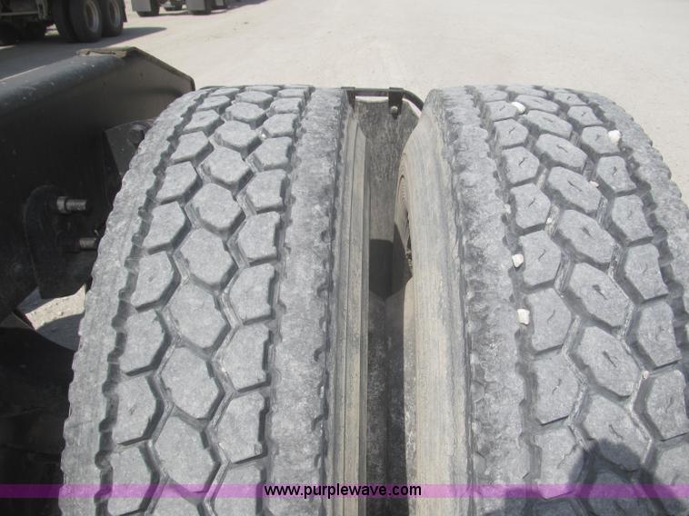 image for item F7344 2007 International 9400i semi truck