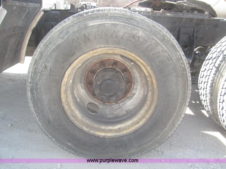 image for item F7344 2007 International 9400i semi truck