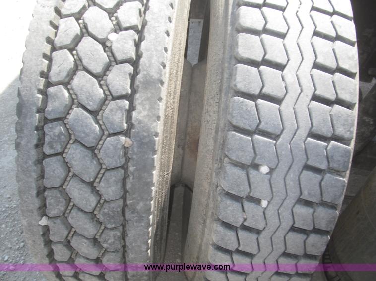 image for item F7344 2007 International 9400i semi truck