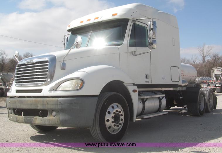 image for item F7345 2005 Freightliner Columbia semi truck