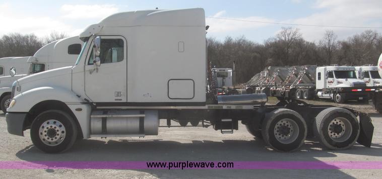 image for item F7345 2005 Freightliner Columbia semi truck