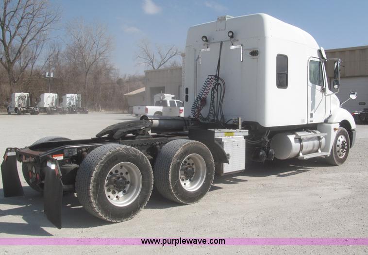 image for item F7345 2005 Freightliner Columbia semi truck