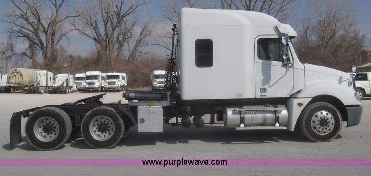image for item F7345 2005 Freightliner Columbia semi truck
