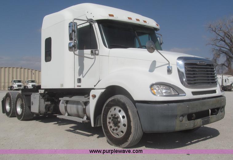 image for item F7345 2005 Freightliner Columbia semi truck