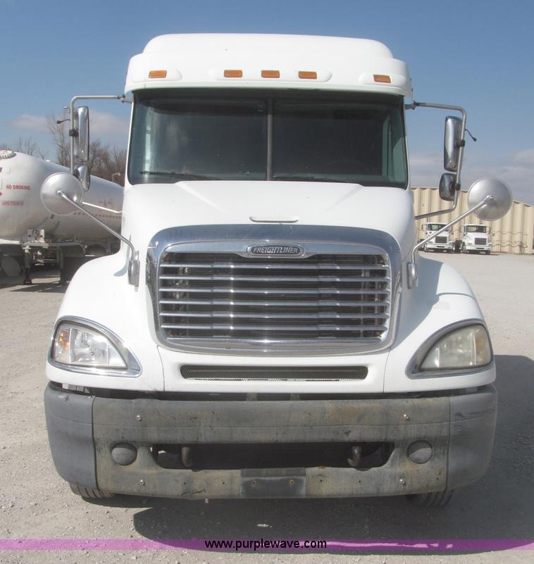 image for item F7345 2005 Freightliner Columbia semi truck