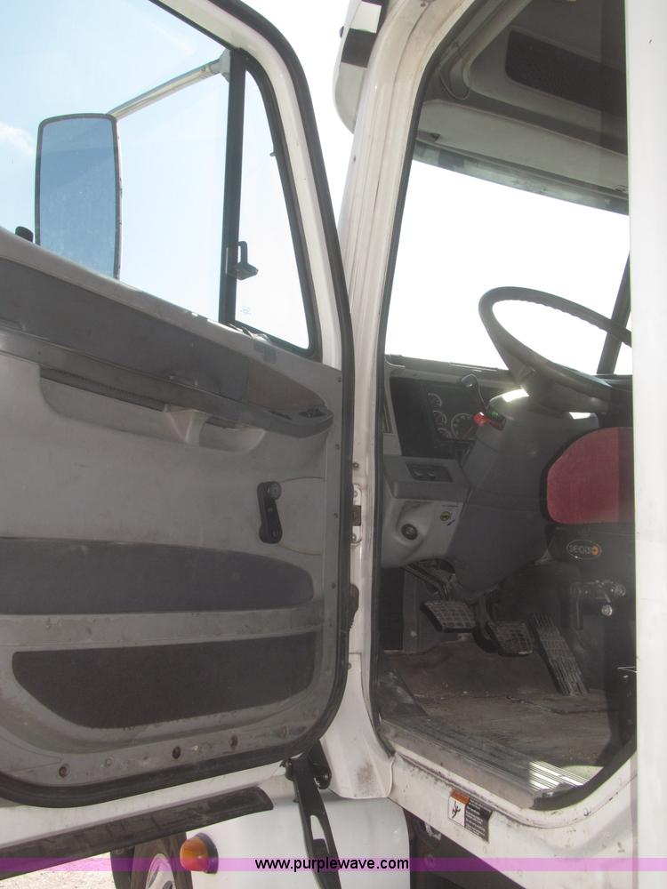 image for item F7345 2005 Freightliner Columbia semi truck