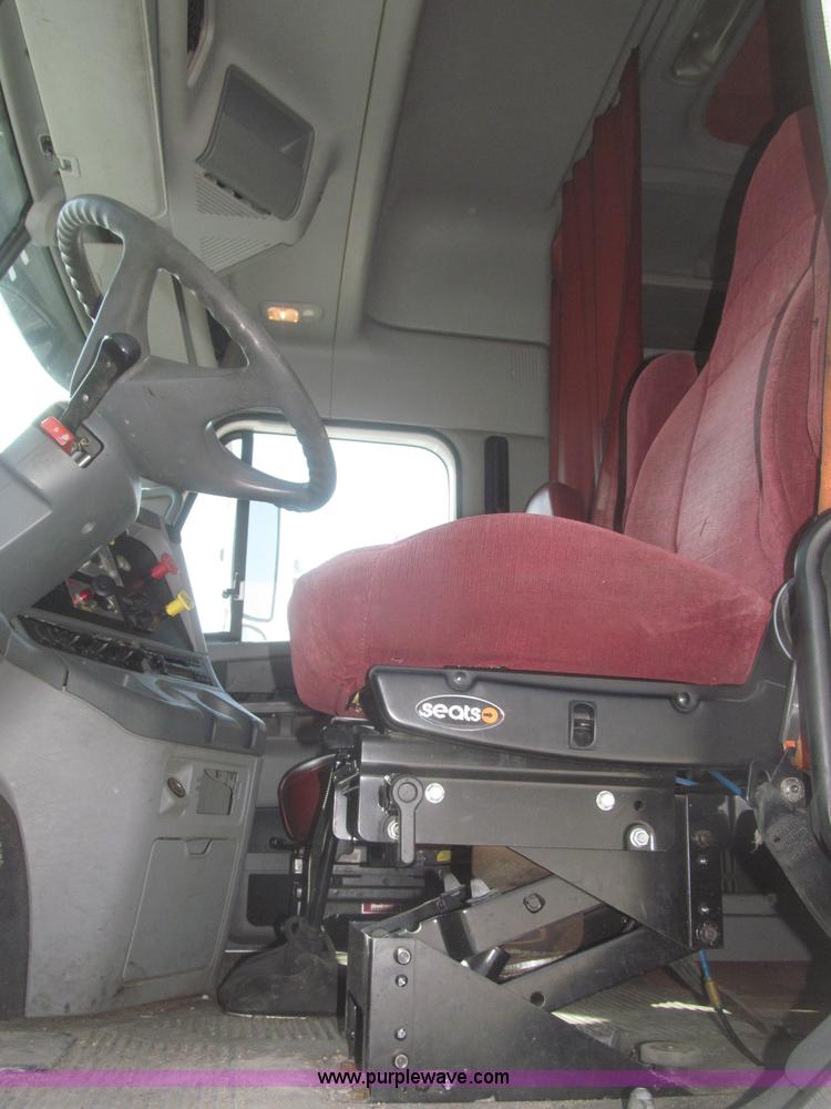 image for item F7345 2005 Freightliner Columbia semi truck