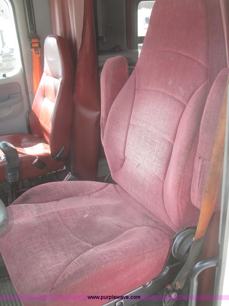 image for item F7345 2005 Freightliner Columbia semi truck