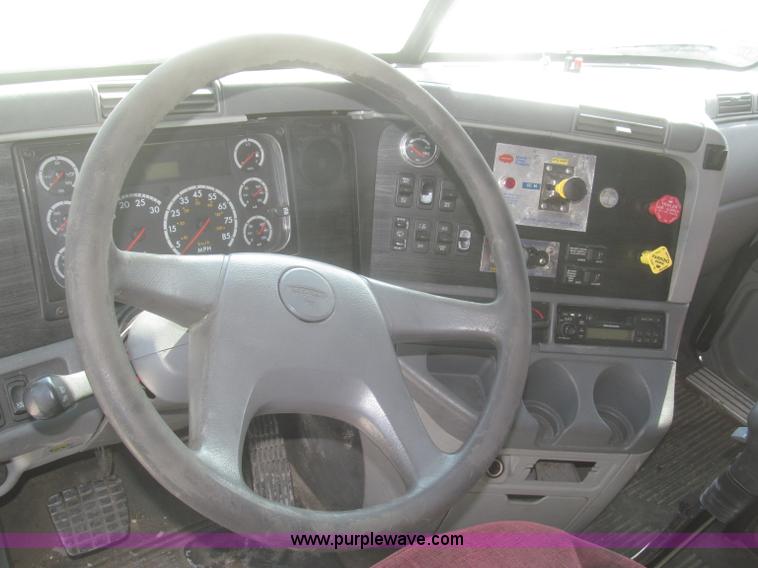 image for item F7345 2005 Freightliner Columbia semi truck