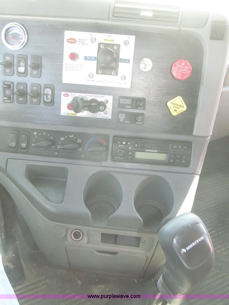 image for item F7345 2005 Freightliner Columbia semi truck