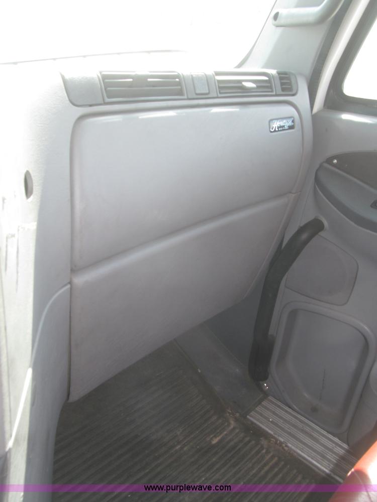 image for item F7345 2005 Freightliner Columbia semi truck