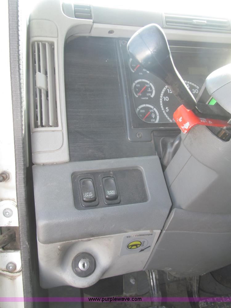 image for item F7345 2005 Freightliner Columbia semi truck