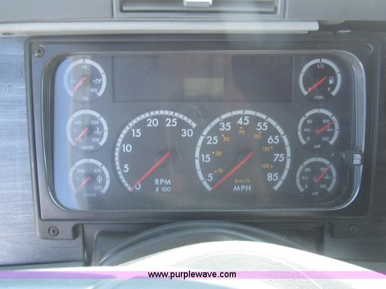 image for item F7345 2005 Freightliner Columbia semi truck