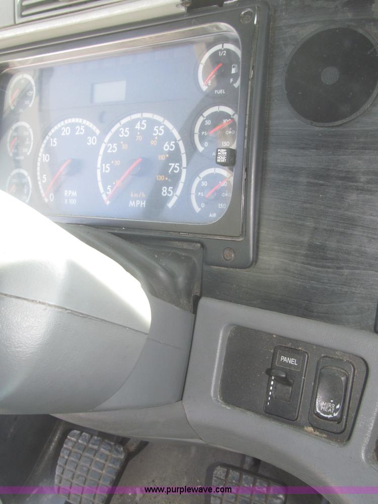 image for item F7345 2005 Freightliner Columbia semi truck