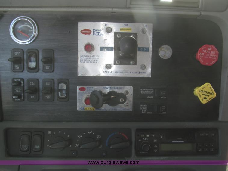 image for item F7345 2005 Freightliner Columbia semi truck