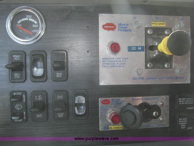 image for item F7345 2005 Freightliner Columbia semi truck