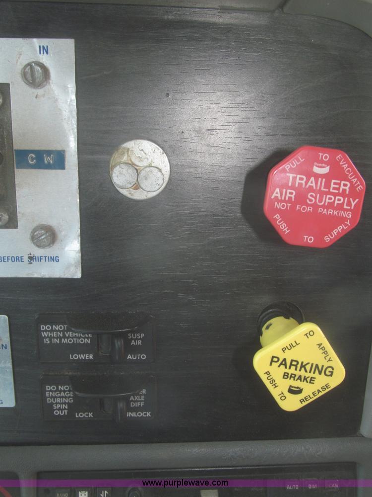 image for item F7345 2005 Freightliner Columbia semi truck