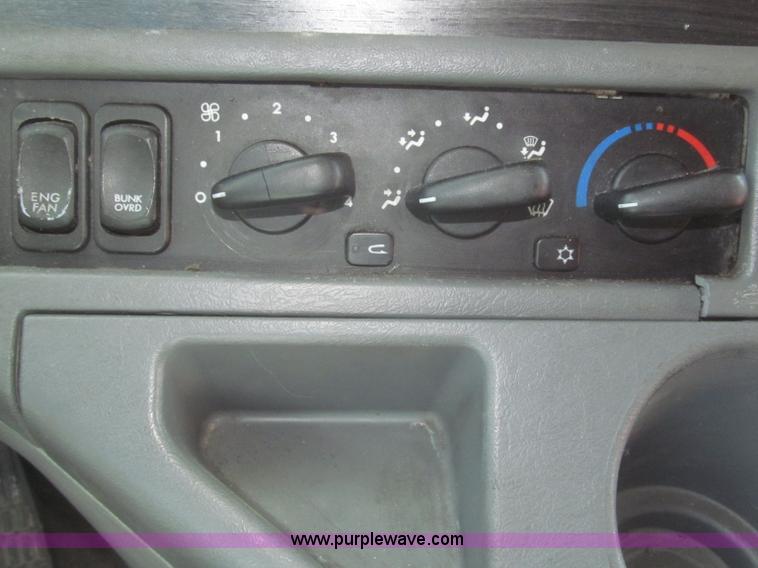 image for item F7345 2005 Freightliner Columbia semi truck