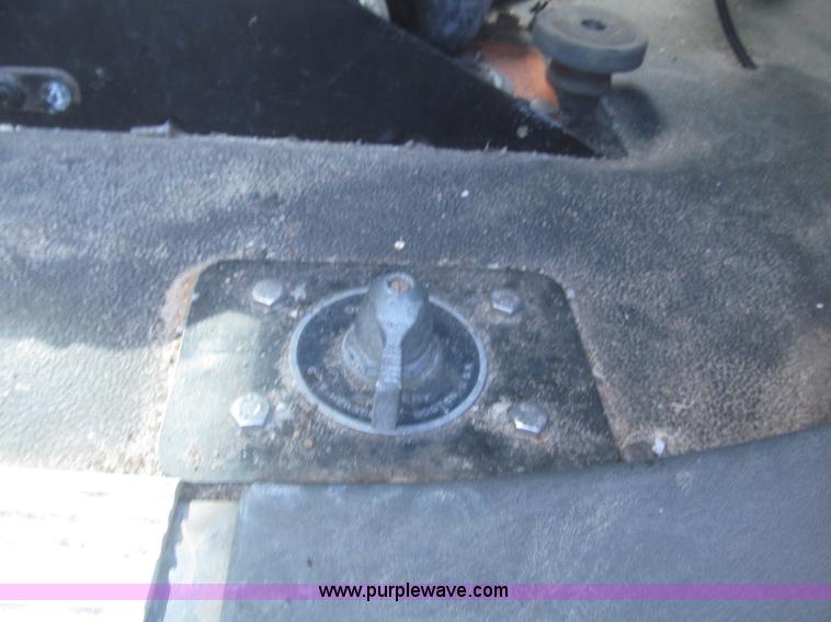 image for item F7345 2005 Freightliner Columbia semi truck