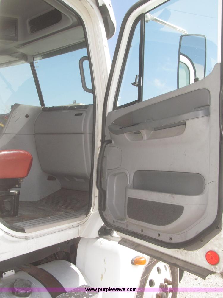 image for item F7345 2005 Freightliner Columbia semi truck