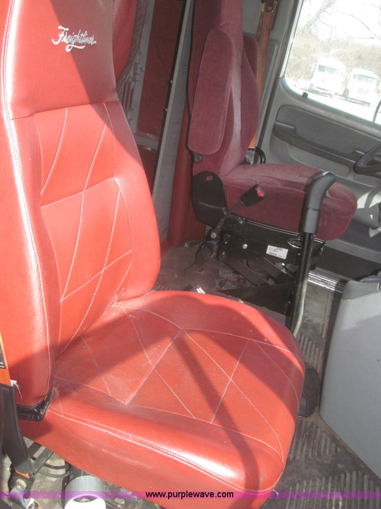 image for item F7345 2005 Freightliner Columbia semi truck