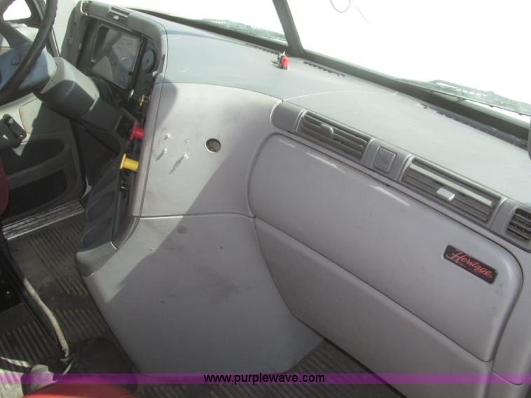 image for item F7345 2005 Freightliner Columbia semi truck