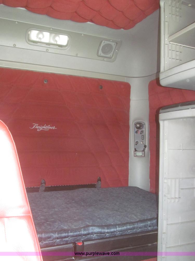 image for item F7345 2005 Freightliner Columbia semi truck