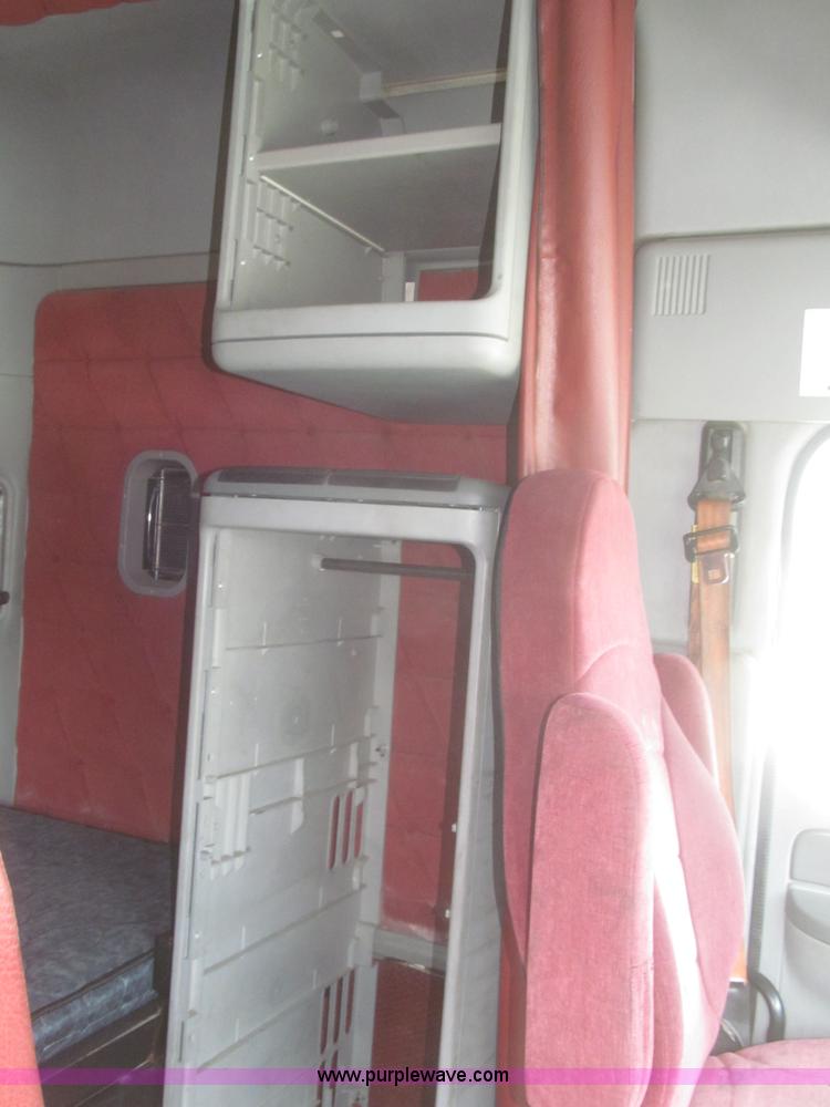 image for item F7345 2005 Freightliner Columbia semi truck